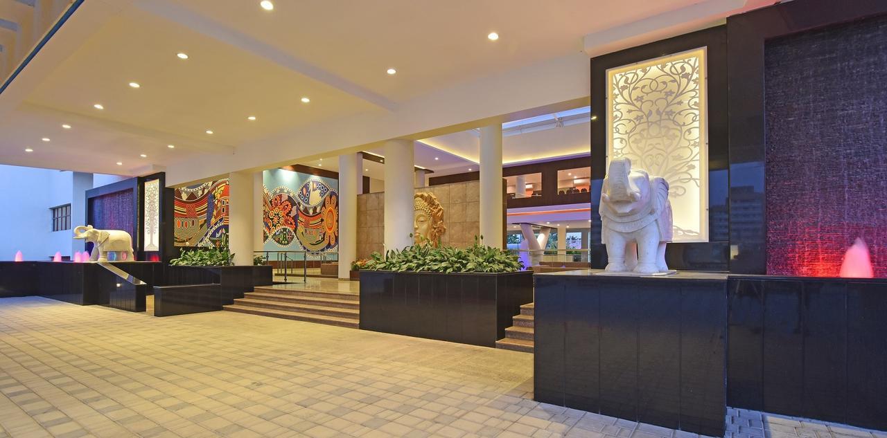 Club One Hotel Manor Екстериор снимка