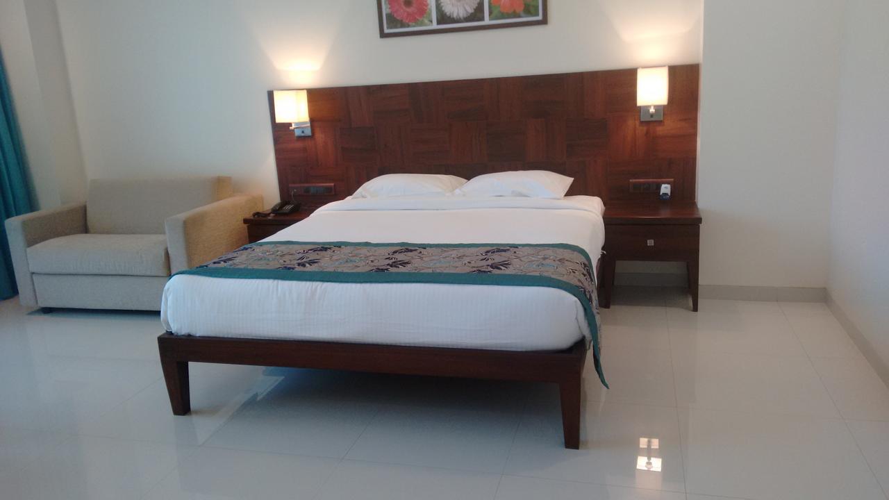 Club One Hotel Manor Екстериор снимка